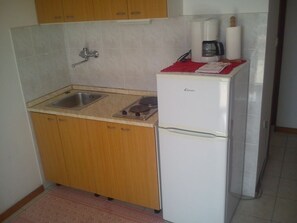 Køleskab, kogeplade, opvaskemaskine, kaffe-/temaskine