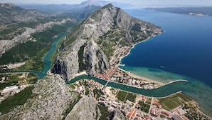 Aerial view - Apartment in Omiš with Balcony, Air condition, WIFI, Washing machine (3422-4) (Omiš)
