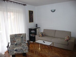 TV - Apartment in Umag with Terrace, Air condition, WIFI (4259-2) (Umag)