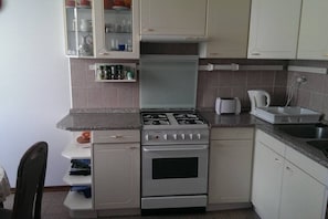 Fridge, oven, coffee/tea maker, electric kettle