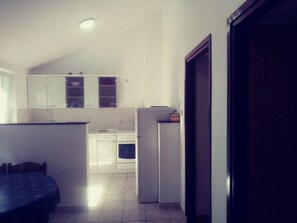 Fridge, oven, stovetop, coffee/tea maker