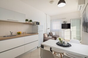 Fridge, microwave, coffee/tea maker, electric kettle - Apartment in Vodice with Seaview, Terrace, Air condition, WIFI (94-1) (Vodice)