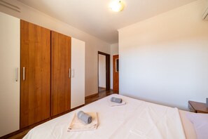 1 bedroom, bed sheets