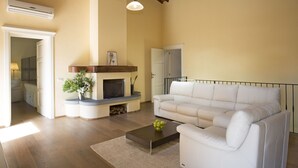 TV, fireplace, DVD player, stereo - Villa in Santo Stefano with 3 bedrooms sleeps 6 (Lucca)