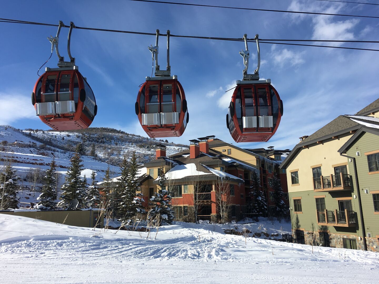 Large 4 Bedroom Ski-in/Out, Sleeps 12, Vaulted Ceilings, Pool, Hot Tub MC12A