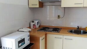 A compact kitchen with a microwave, stove, and sink. - Apartment in Vir with Terrace, Air condition, WIFI (4594-1) (Vir)