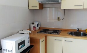 Køleskab, kogeplade, køkkentøj/tallerkener/redskaber