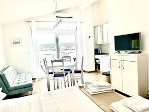 Zimmersafe, kostenloses WLAN, Bettwäsche