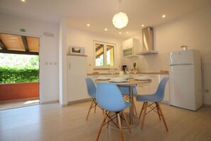 Frigorífico, microondas, lavavajillas y cafetera o tetera