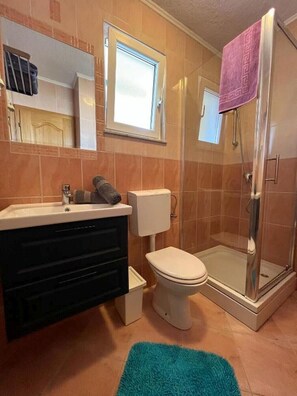 A bathroom with a shower, toilet, and sink. - Apartment in Zaton (Zadar) with Terrace, Air condition, WIFI, Washing machine (4141-3) (Nin)