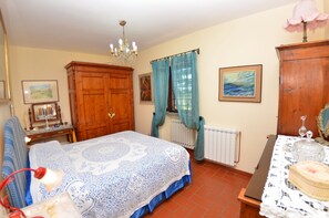 2 habitaciones, tabla de planchar con plancha y cuna de viaje 