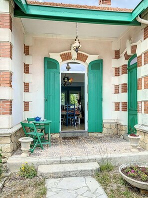 Exterior detail - Large typical Lacanau House with 5 bedrooms, 10 people, Lacanau Ocean (LACANAU OCEAN)