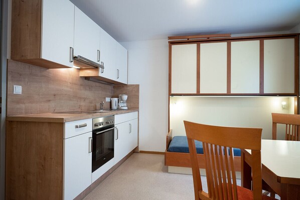 Fridge, oven, stovetop, coffee/tea maker