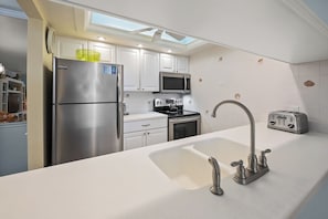 Køleskab, mikrobølgeovn, ovn, kogeplade