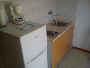Refrigerador, placa de cocina, cafetera/tetera