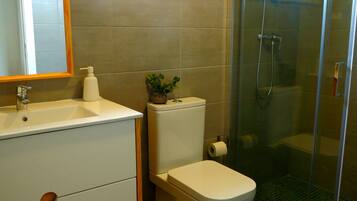Duschwanne, Handtücher, Seife, Toilettenpapier
