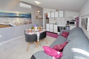TV - Apartment in Bibinje with Seaview, Balcony, Air condition, WIFI (5193-5) (Bibinje)