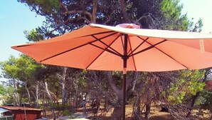 An outdoor patio with a round table and chairs, an orange umbrella, and a yellow railing. - Apartment in Vir with Terrace, Air condition, WIFI (4594-2) (Vir)