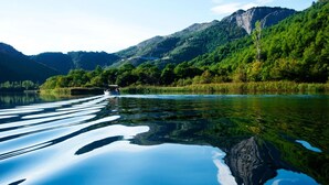 A calm lake with clear reflections, surrounded by lush green hills and a boat in the distance. - Studio apartment in Duće with Seaview, Balcony, Air condition, WIFI (4173-1) (Duce)