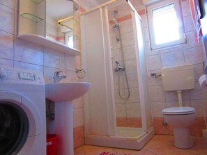 Douche, séchoir à cheveux, serviettes fournies