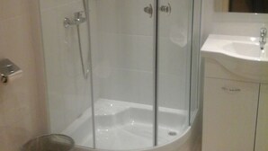 A modern bathroom with a glass-enclosed shower, a white sink, and a toilet. - Apartment in Rovinj with Balcony, Air condition, WIFI (230-1) (Rovinj)