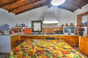 Parrilla de estufa, cafetera y tetera, utensilios de cocina y comedor 