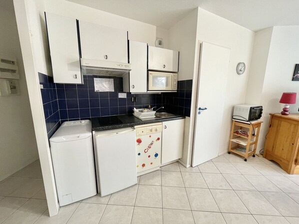 Réfrigérateur, micro-ondes, four, plaque de cuisson