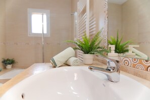 Badewanne, Haartrockner, Handtücher