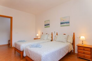 4 bedrooms, iron/ironing board, free WiFi, bed sheets