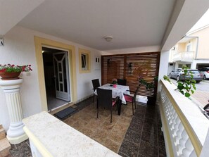 屋外ダイニングエリア