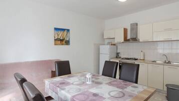 KylskÄp, ugn, grytor/köksredskap och frys