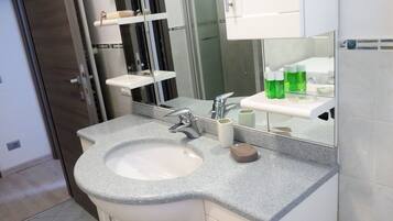 Dusche, Haartrockner, Bidet, Handtücher