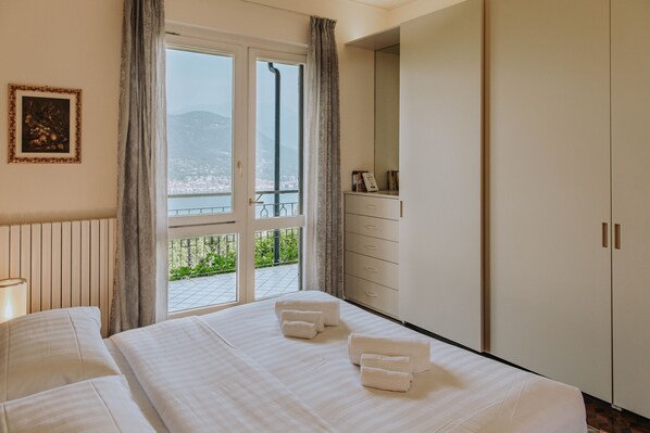 5 bedrooms, in-room safe, iron/ironing board, free WiFi