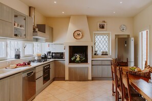 Kühlschrank, Mikrowelle, Ofen, Geschirrspüler