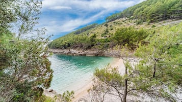 Una spiaggia nelle vicinanze