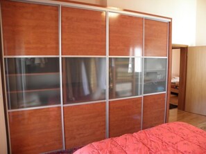 2 dormitorios, caja fuerte, wifi gratis y ropa de cama