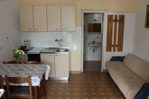 Televisión, chimenea, mesa de ping pong