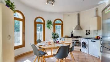 Frigorífic, microones, forn i placa de cuina