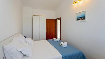 1 dormitorio, tabla de planchar con plancha, wifi gratis y ropa de cama