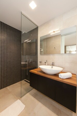 Dusche, Haartrockner, Handtücher, Seife