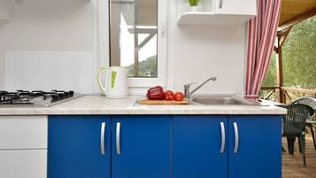 Kühlschrank, Mikrowelle, Herdplatte, Wasserkocher mit Kaffee-/Teezubehör