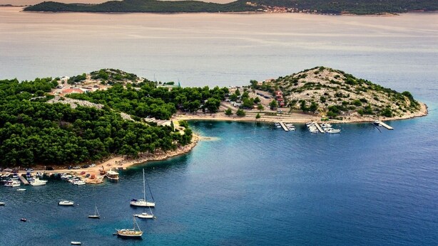 A coastal area with a marina, boats, and a small settlement with buildings and greenery. - Holiday Home in Drage with Seaview, Balcony, Air condition, WIFI (571-1) (Drage)