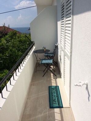 Outdoor dining - Studio apartment in Podgora with Seaview, Balcony, Air condition, WIFI (4492-4) (Podgora)