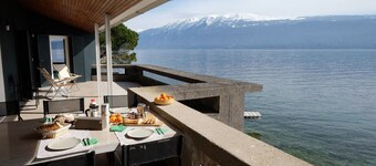 Villa Coccodrilla Lake front