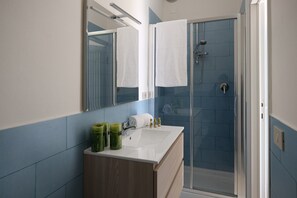 Een douche, gratis toiletartikelen, een haardroger, een bidet