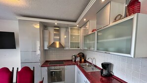 茶具/咖啡用具、冰箱、电热水壶、厨具/餐具