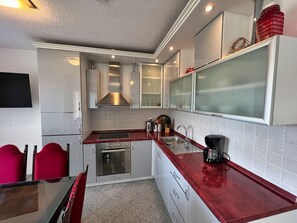 Kühlschrank, Herdplatte, Wasserkocher mit Kaffee-/Teezubehör