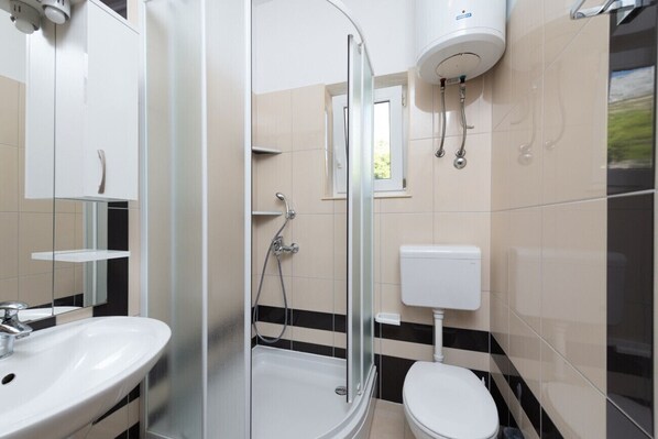 A modern bathroom with a glass-enclosed shower, a white sink, and a toilet. - Apartment in Duće with Seaview, Terrace, Air condition, WIFI (3423-1) (Duce)