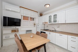 Fridge, oven, dishwasher, coffee/tea maker - Apartment in Palit with Terrace, Air condition, WIFI, Dishwasher (820-2) (Palit)