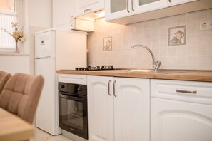Frigorifero, forno, piano cottura, lavastoviglie